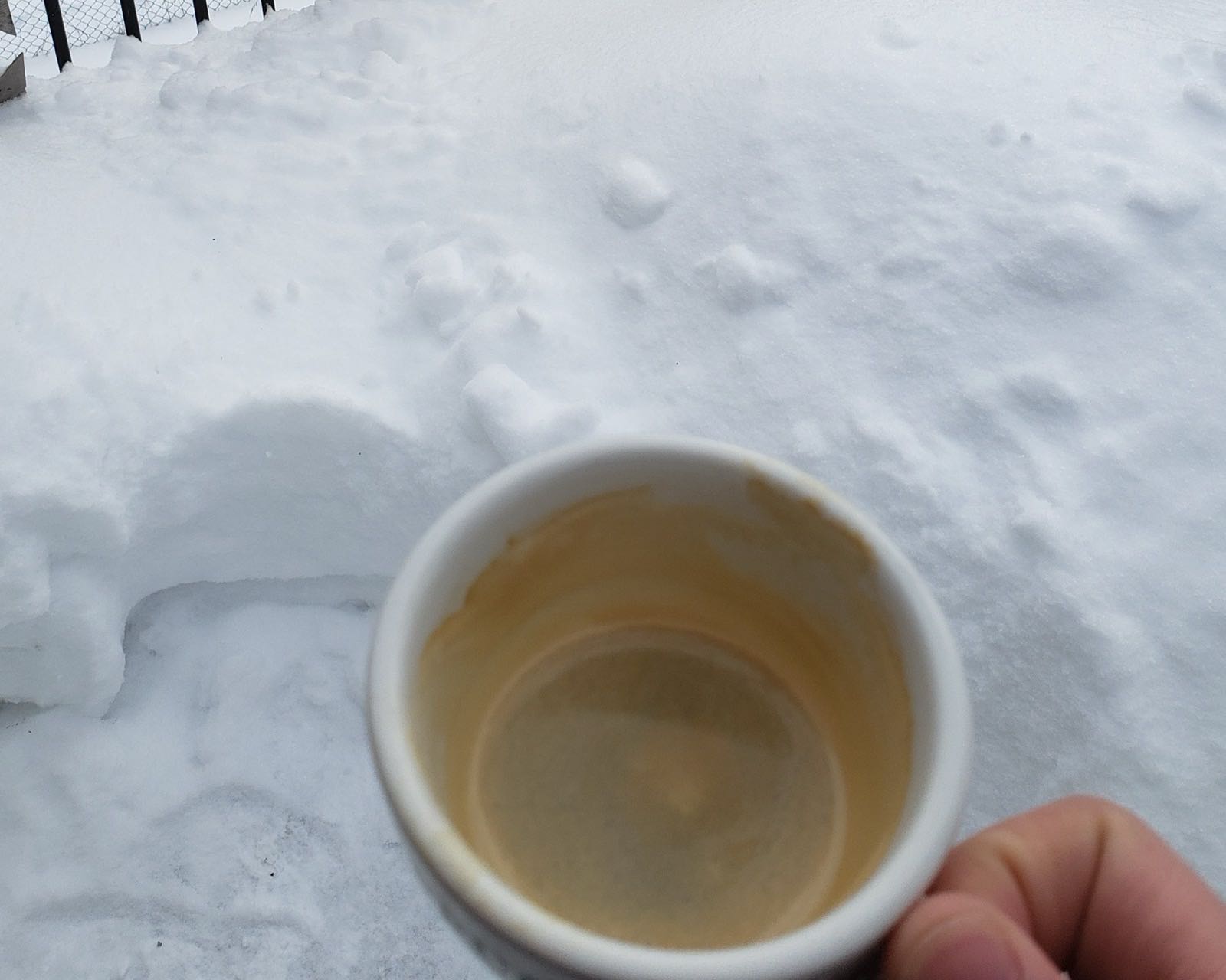 Un bol de café au-dessus d'un balcon enneigé, Montréal