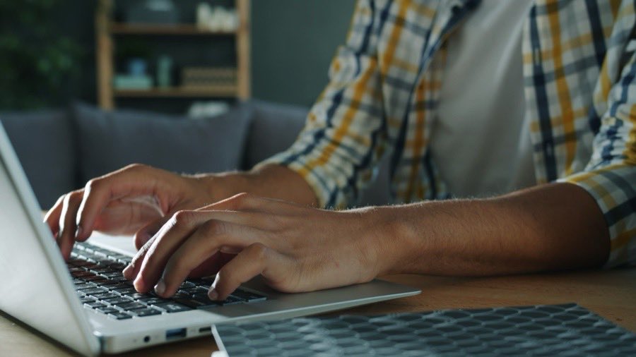 Mains sur un clavier, lumière chaude