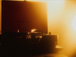 Platine vinyle en lumière chaude